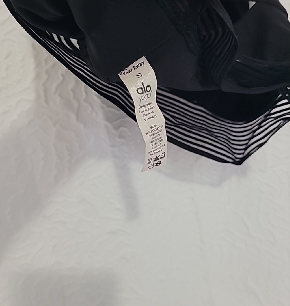 ALO Yoga💎 Black Ribbed Cutout Sports Bra - Picture 5 of 5